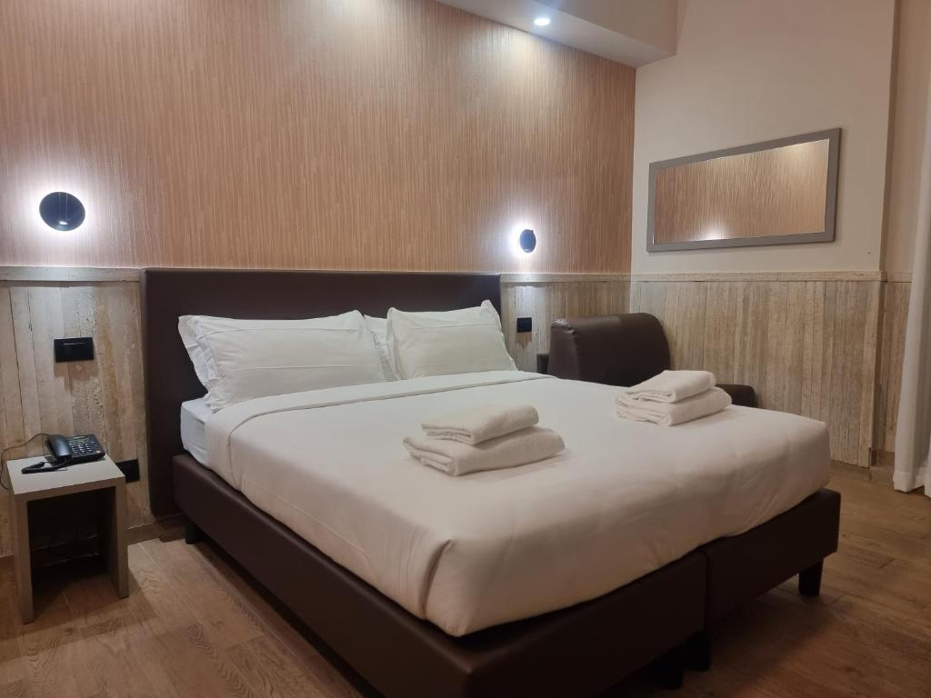 Giường trong phòng chung tại Hotel Pyramid