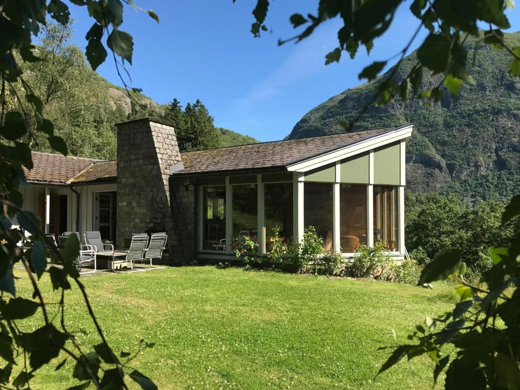 uma casa com vista para uma montanha em Historic Cabin By Lærdal River em Tønjum