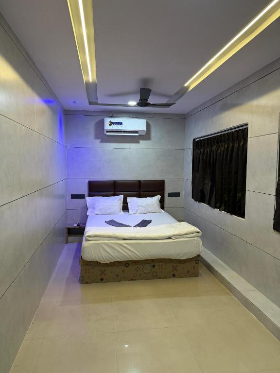a bedroom with a bed in a room at Hotel castle rooms in Surat