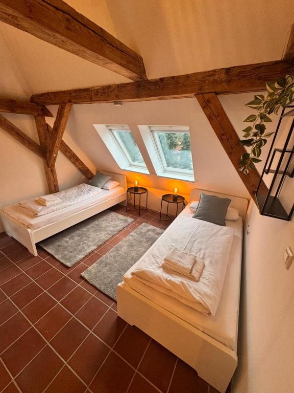 盖森费尔德Bavaria Home - Zentral, Küche, Waschen, Parken的阁楼卧室设有两张床和两个窗户。