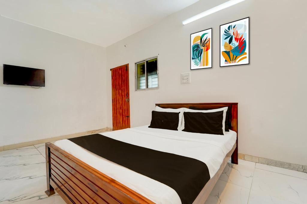 Una cama o camas en una habitación de Hotel O ATR Residency