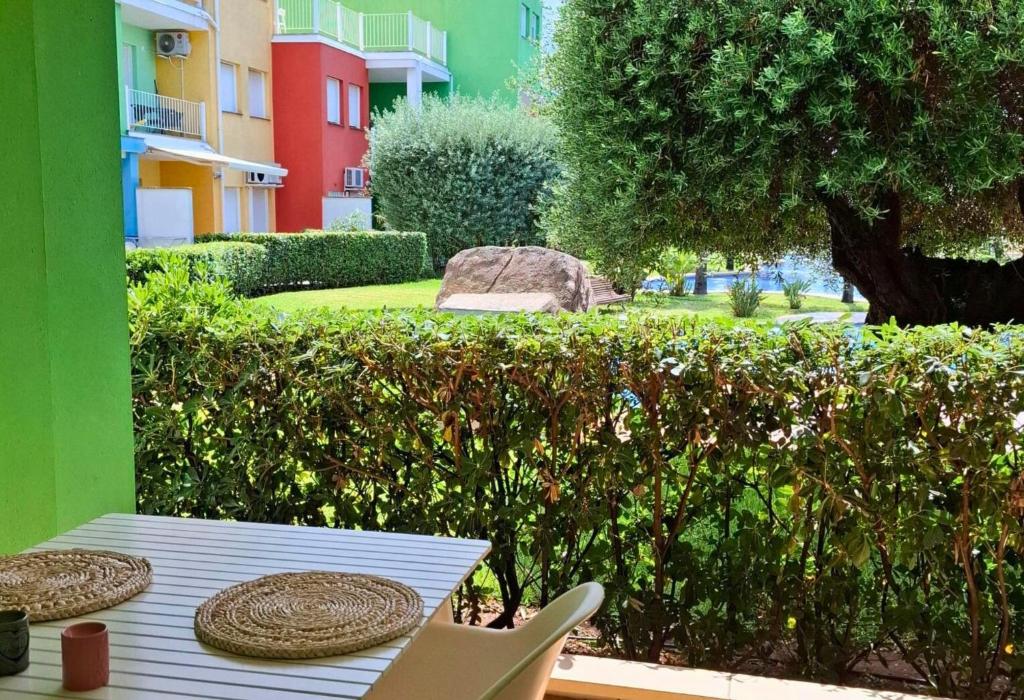 una mesa y sillas en un patio con jardín en Apartamento Acuarela by Family Homes, en El Verger