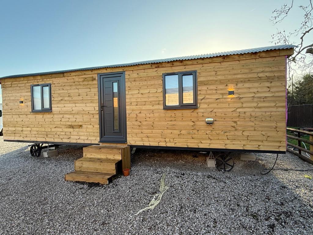 een klein huisje op een berg grind bij Stately Stables Camping Site in Winslow