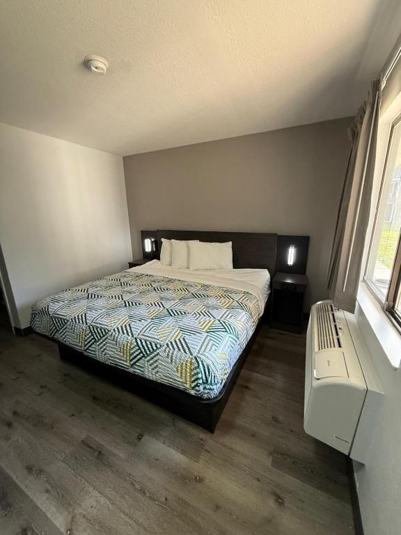 Motel 6-Enfield, CT - Hartford - Deluxe Kamer Met Kingsize Bed - Niet-Rokers
