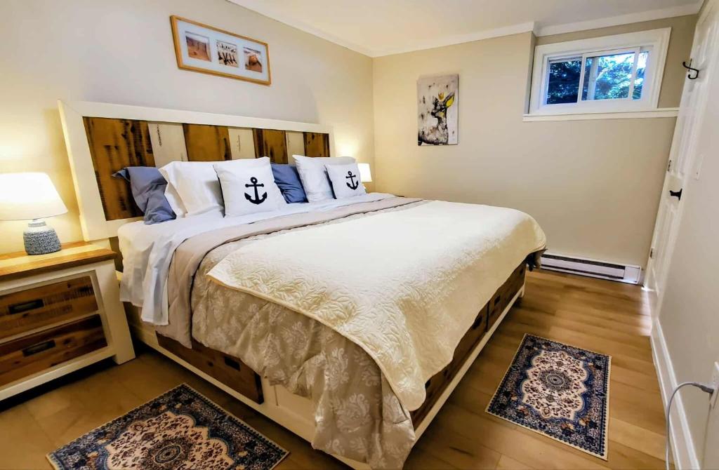 una camera da letto con un letto grande con testiera in legno di Ocean Surf a Eastern Passage