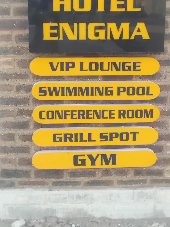 奥韦里Hotel Enigma的一块牌子上写着：埃米纳姆酒店贵宾休息室游泳池会议室烧烤区