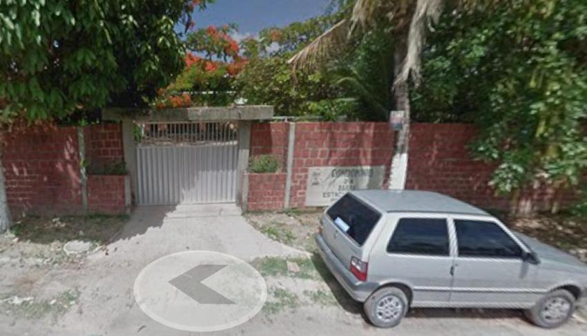 a silver car parked in front of a garage at chalé em Tamandaré in Tamandaré