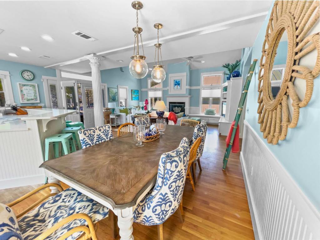 Χώρος καθιστικού στο Breakers and Carriage House l Seaside l 4 Bikes Included l Heated Community Pool