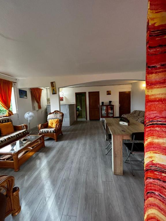 Χώρος καθιστικού στο KAZ'ONORA II