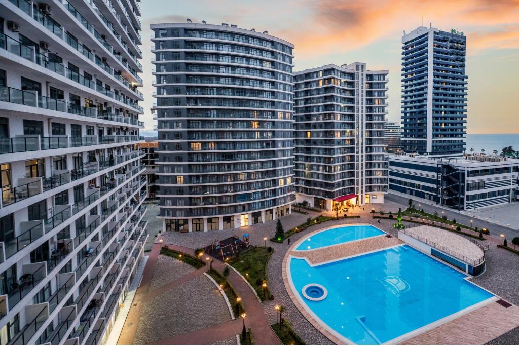 Бассейн в White Sails Residential Hotel или поблизости
