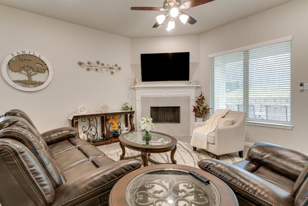 Et opholdsområde på Lake Conroe Home with Resort-Style Perks and Patio