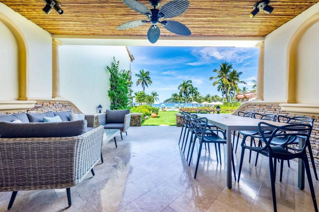 Ảnh trong thư viện ảnh của Stylish Split-Level Condo with a Shaded Terrace, Direct Beach Access, and Resort-Style Community Amenities ở Playa Flamingo
