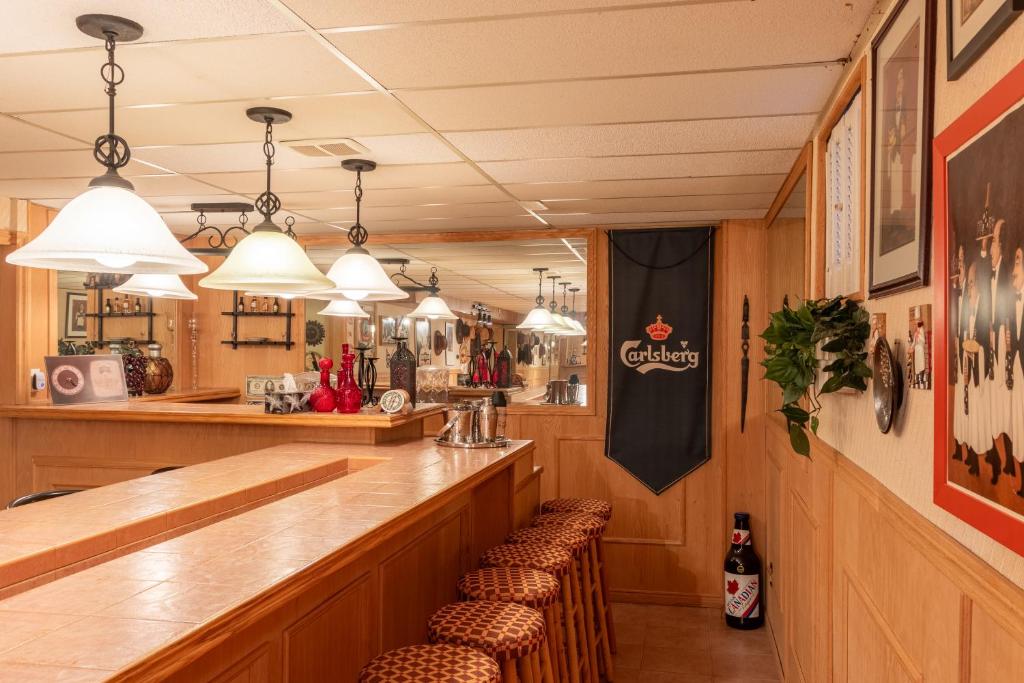 Nápoje v ubytování Elegant Mansion with Private Bar & Game Lounge