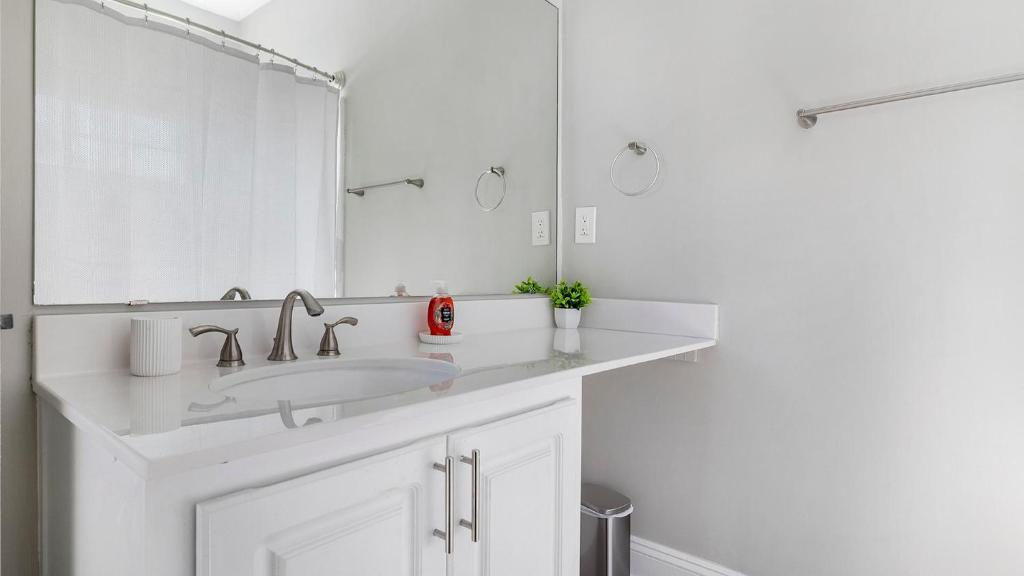 Ένα μπάνιο στο Landing Chic 1BD Tennis Court Pool