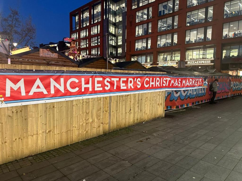 uma faixa em uma parede em frente a um prédio em Hendham House em Manchester