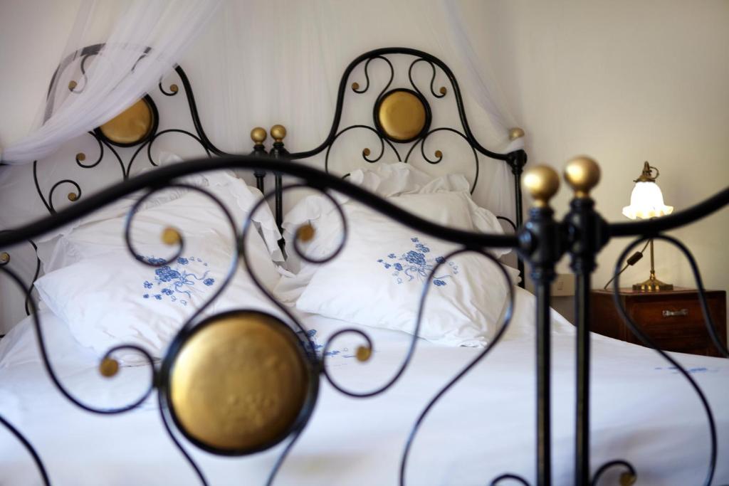 Postel nebo postele na pokoji v ubytování Antico Borgo Sanda Lago Maggiore