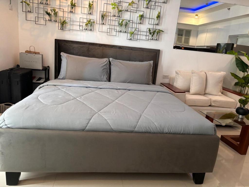 Una cama o camas en una habitación de Cozy Condo in Venice Luxury Residences Taguig