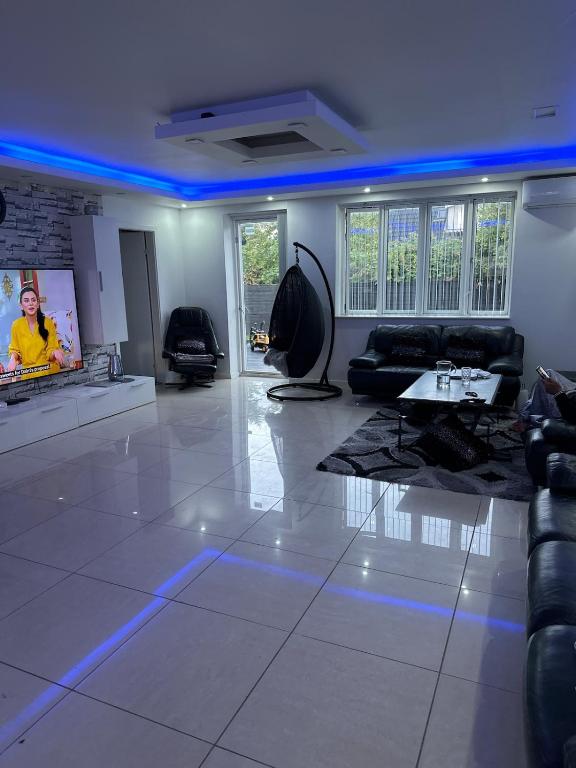 SøborgStort luksus Villa的客厅里有一张沙发和一张桌子。