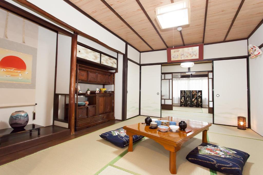 sala de estar con mesa y sidra de mesa en Kujo Stays, en Kioto