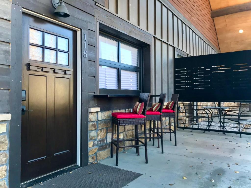 Φωτογραφία από το άλμπουμ του Steps to Lake Fireplace Indoor Outdoor Oasis σε Grand Lake