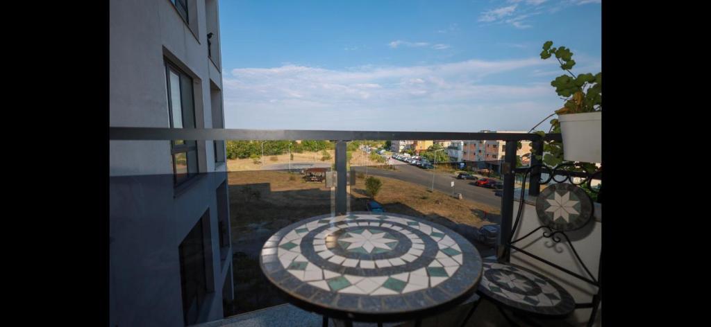 balcone con tavolo e vista sulla strada di Сарафово Дом a Burgas