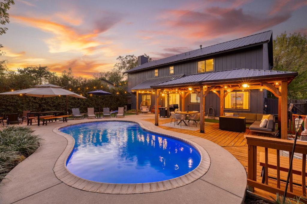 Πισίνα στο ή κοντά στο Timeless-Texas-Inn - Heated Pool Oasis & Lux Vibe