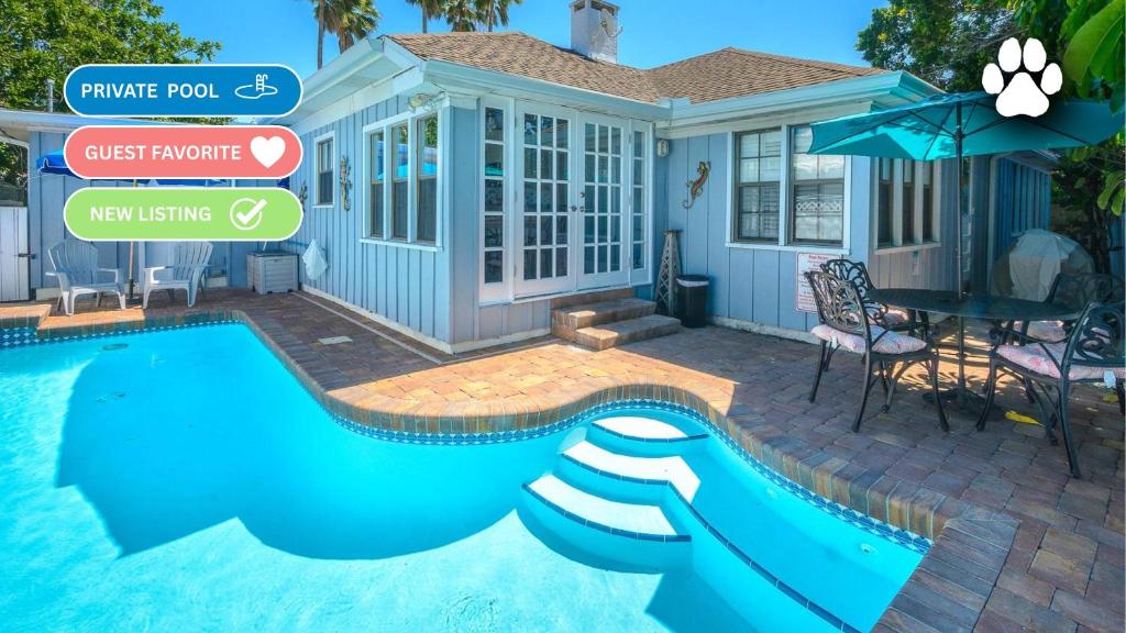 La alberca dentro o cerca de Coconut Beach House