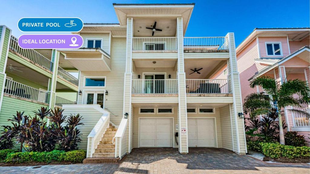 un condominio con un cartello stradale di fronte di Beachside Luxury Home a Clearwater Beach