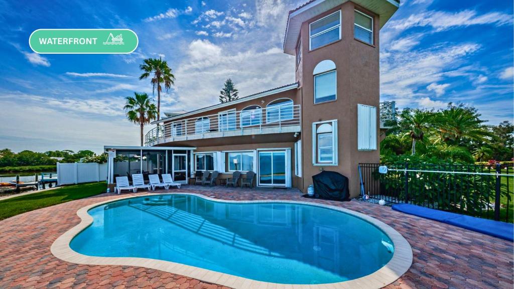 una casa con una piscina di fronte di Florida Villa a Palm Harbor