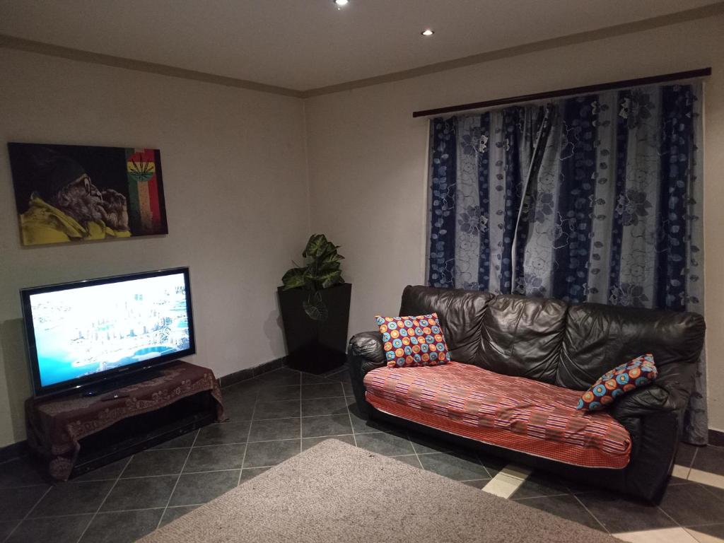 TV a/nebo společenská místnost v ubytování Afro Rasta Kumusha