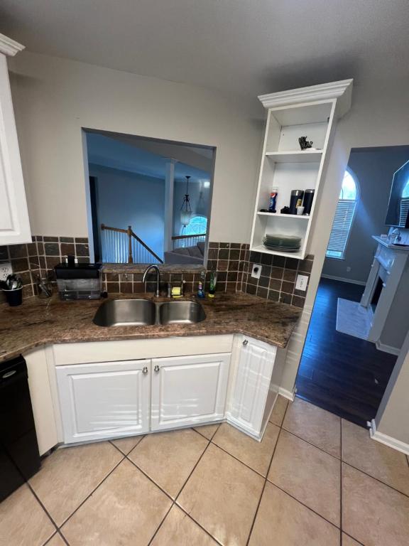 Phòng tắm tại Cozy Queen Room in Peaceful Marietta Home