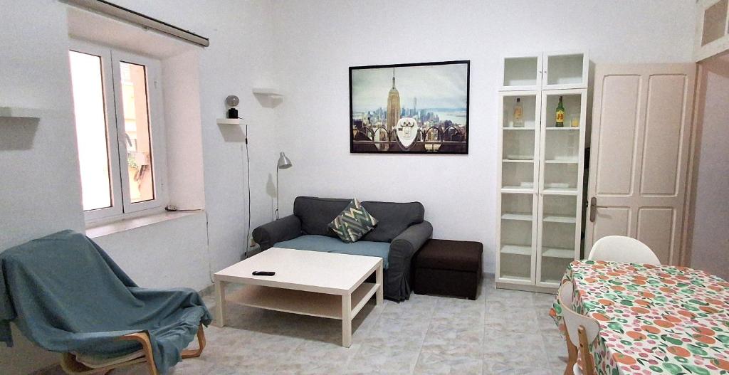 Un pat sau paturi într-o cameră la Marvelous flat in the city center