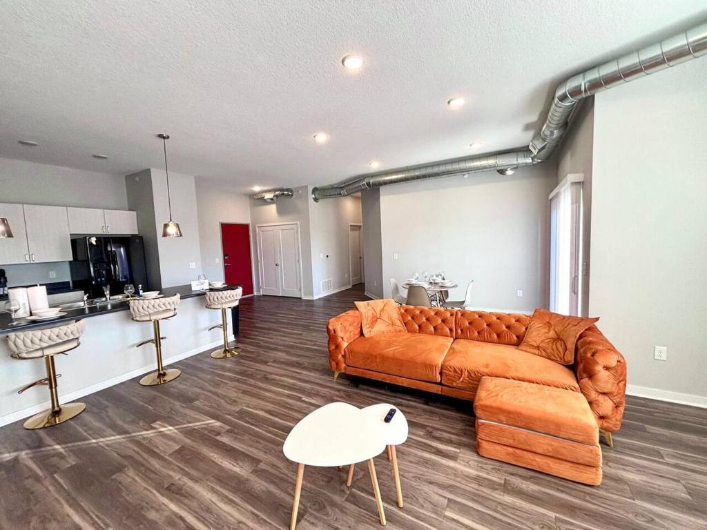 Casa Marigold في دي موين: غرفة معيشة مع أريكة ومطبخ