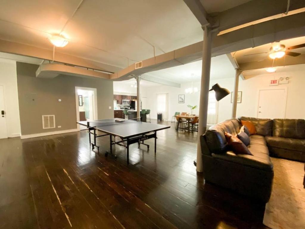 un soggiorno con un tavolo e un divano di McCormick 3BR HUGE unit, Optional Parking with Ping-pong a Chicago
