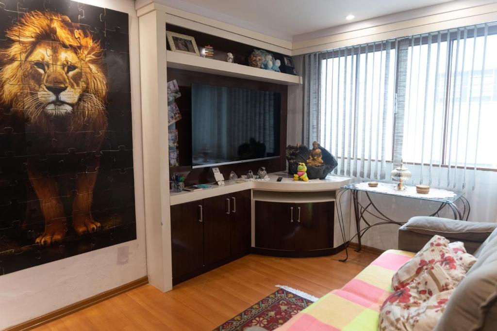 un bagno con un dipinto di un leone sul muro di Apto Pet Friendly c Estacionamento perto do Centro a Caxias do Sul