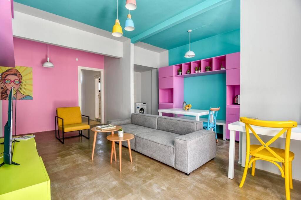 Χώρος καθιστικού στο The Pop House 2-BR Apartment in Mar Mkhayel