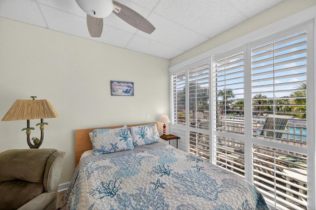 een slaapkamer met een bed en een groot raam bij Belleview Gulf Unit 395 in Clearwater Beach
