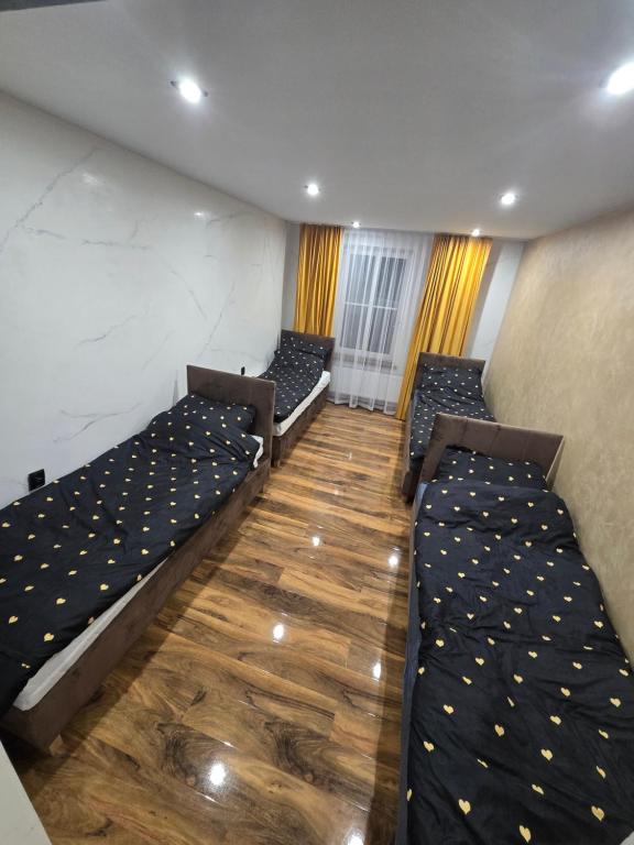 Ένα ή περισσότερα κρεβάτια σε δωμάτιο στο stary PGR rooms & hostel