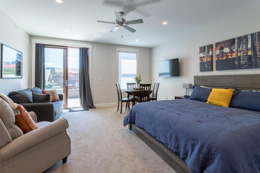 Χώρος καθιστικού στο Mad Moose Retreat Gorgeous Condo by Grand Lake