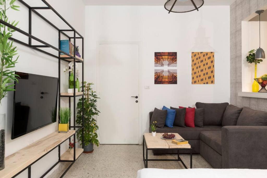 Μια τηλεόραση ή/και κέντρο ψυχαγωγίας στο Garage - Stylish Studio & Balcony in Mar Mikhael