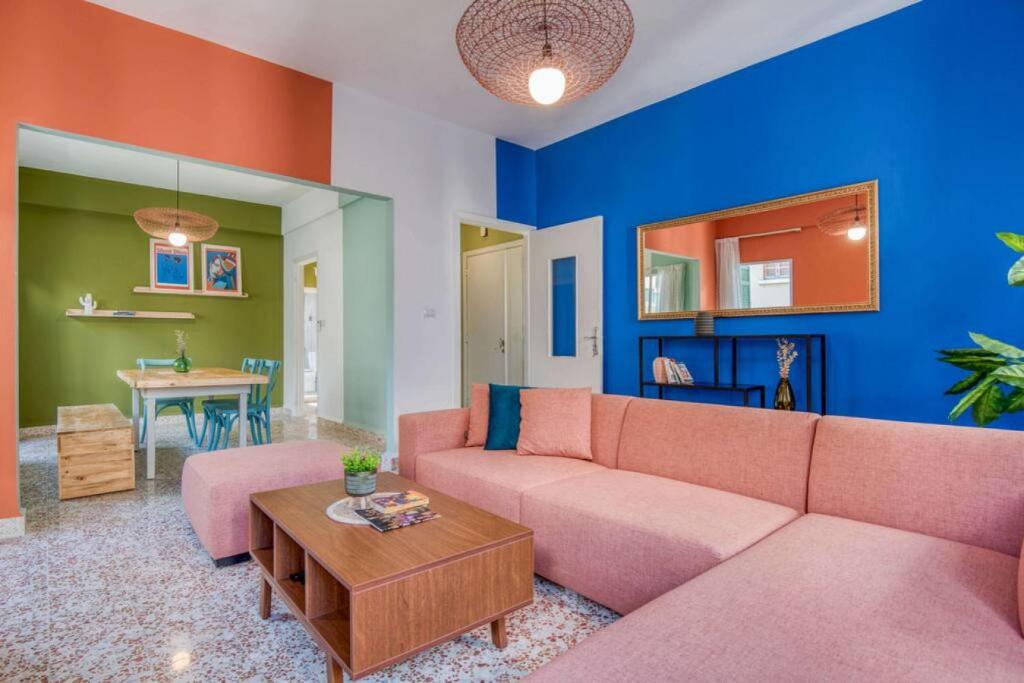 Χώρος καθιστικού στο Dalida 2-BR Apt & Balcony in Mar Mikhael