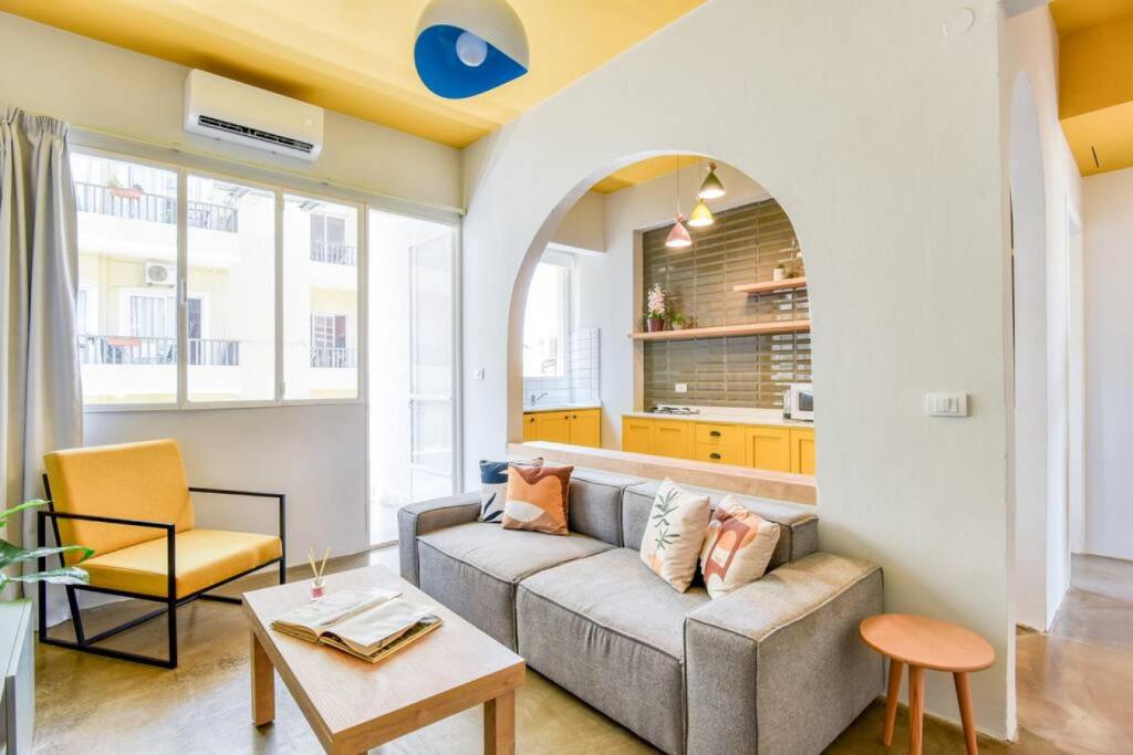 Χώρος καθιστικού στο The Arch 2-BR Apt & Balcony in Mar Mkhayel