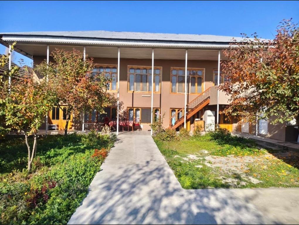 舍基House 39的前面有一条路的建筑