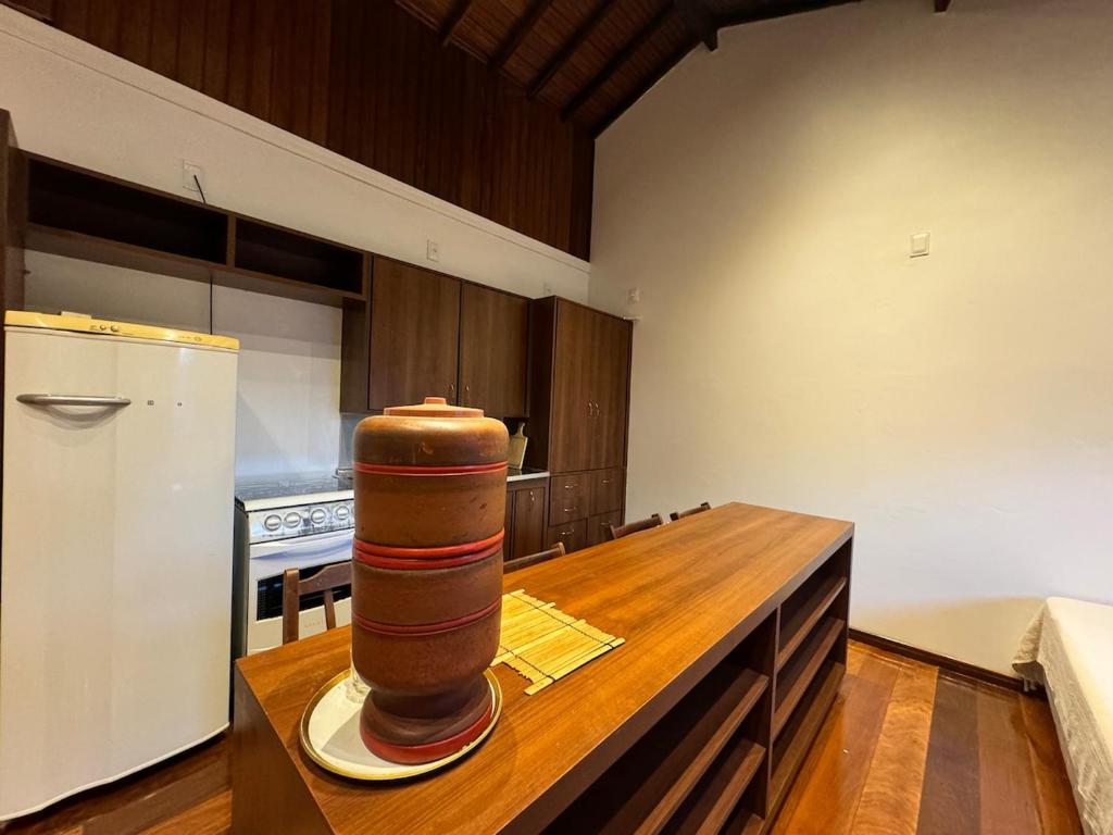 a kitchen with a table with a vase on it at Atelier-homeoffice in Pirenópolis