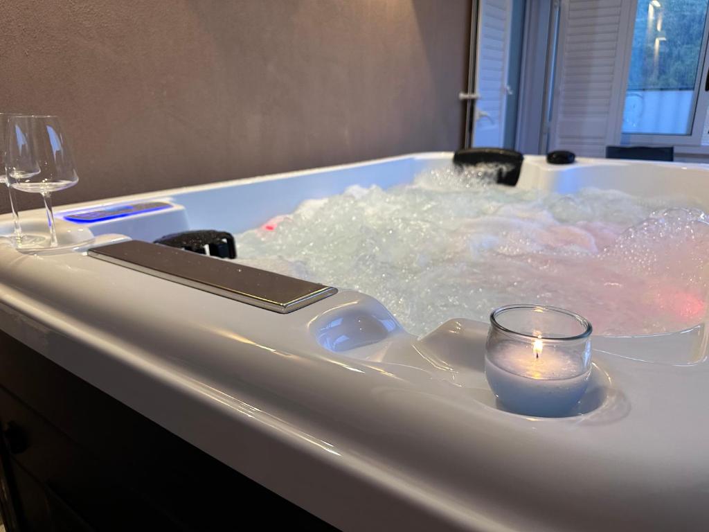 Una bañera con una vela y un candelabro en ella. en Avi Rooms, en Chiaramonte Gulfi