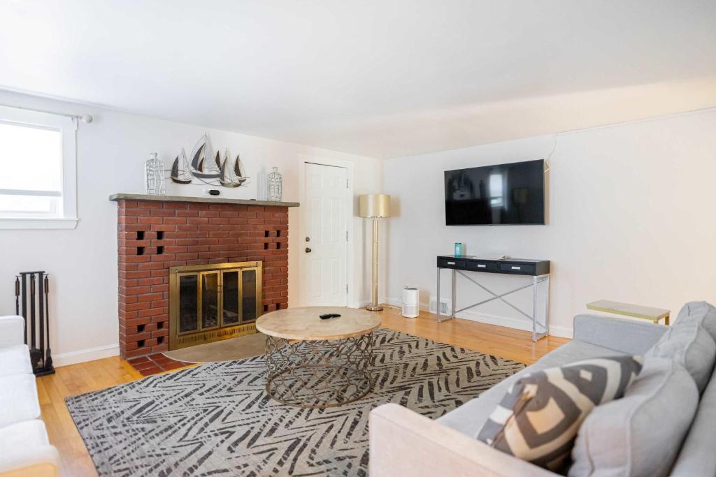 una sala de estar con un sofá y una chimenea en Spacious 4 bedroom home with large yard, en Wayland