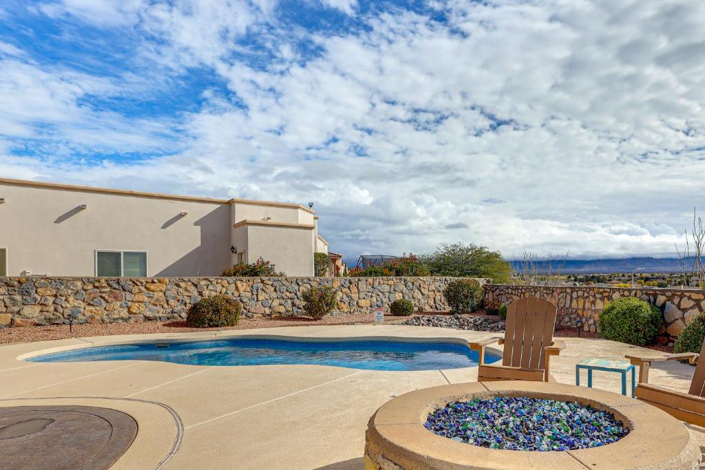Las Cruces Home with Mountain Views and Private Pool! في لاس كروسيس: فناء مع مسبح وكرسي ومبنى