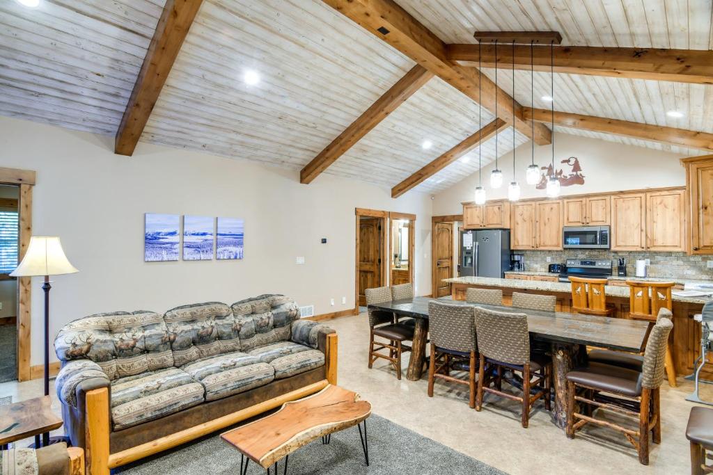 Η κουζίνα ή μικρή κουζίνα στο Outdoor Adventure Hub about 20 Miles to Yellowstone!