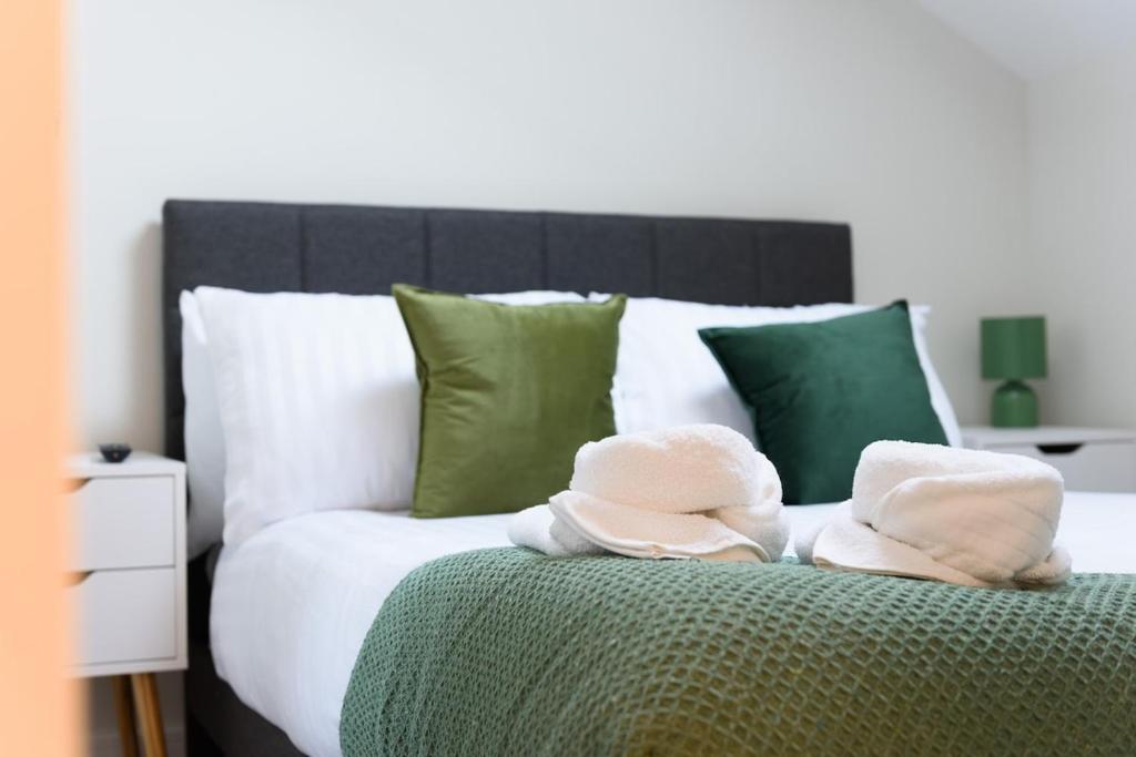 a bedroom with a bed with towels on it at Perfect 3 Bedroom Banbury Accommodation for Contractors! in Banbury
