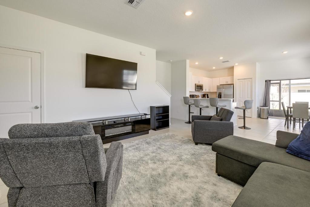 Χώρος καθιστικού στο Newly Built Townhome 8 Mi to Manatee Viewing Ctr!